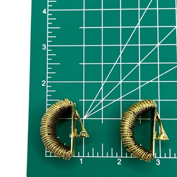 Vintage Clip On Earrings Runway Gold Wired Textured Dimensional Big Bold - Picture 12 of 12